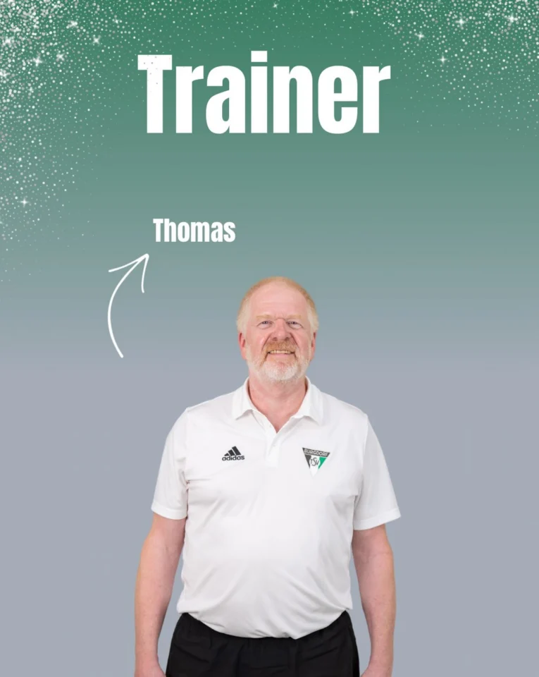 Zum Abschluss unserer Vorstellungsreihe werfen wir einen Blick an die Seitenlinie.Unsere Trainer Thomas steht in der Saison 2026/27 an der Spitze unseres Teams. Mit viel Erfahrung,