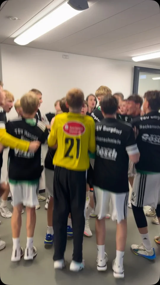 #𝗥𝗘𝗖𝗞𝗘𝗡𝗦𝗖𝗛𝗠𝗜𝗘𝗗𝗘 🤜🤛🔥Unsere U15 steht in den Startlöchern! 💪Kurz vor dem Anpfiff beim diesjährigen ScreenADS Cup beim scm.handballnachwuchs! 🔥Auf geht’s, Jungs! 💚#diereckenschmiede #