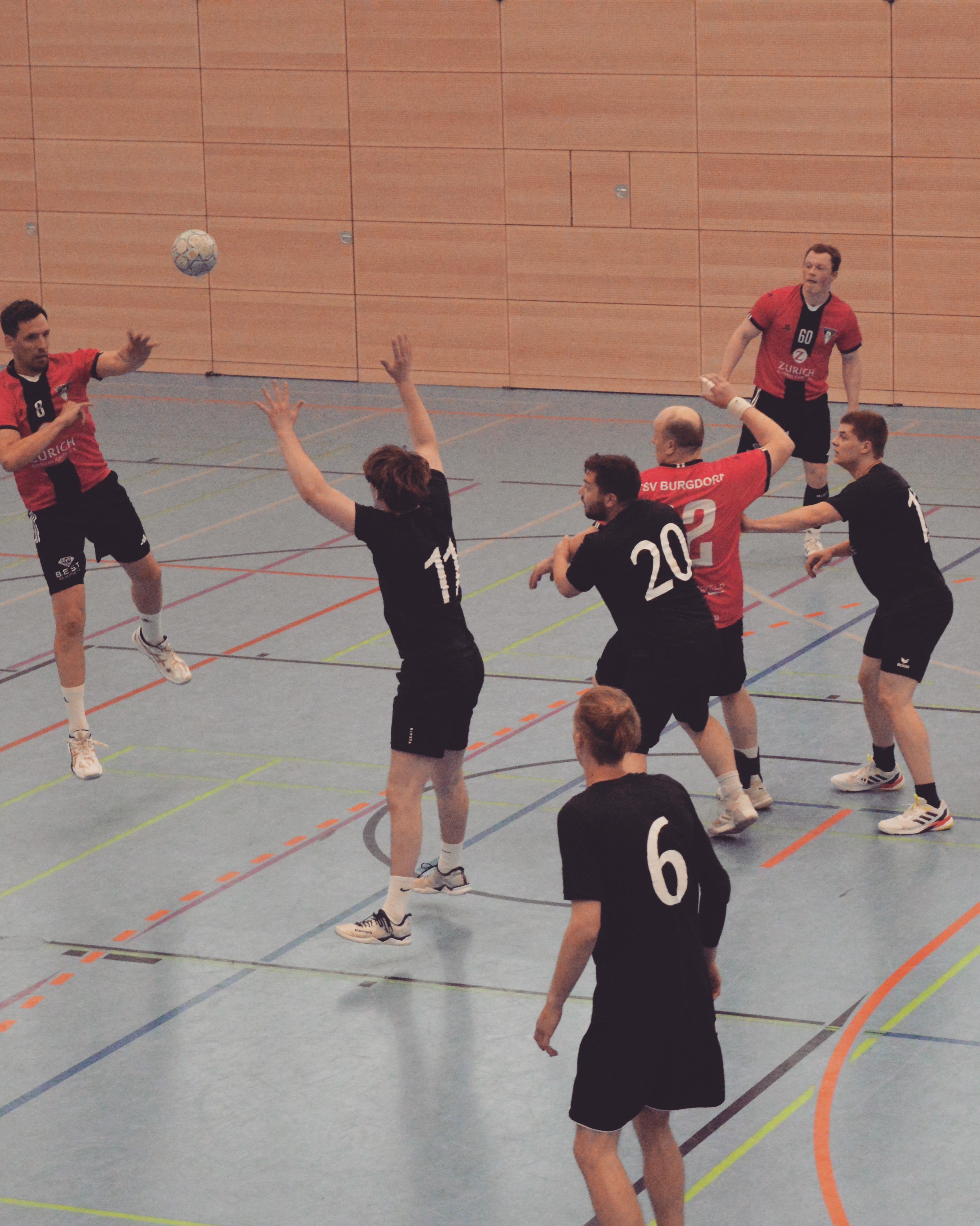 Saisonabschluss! Wir gewinnen in einem fairen Spiel gegen dezimierte aber kämpferische tusbothfeld_2.herren mit 39:26. Hier nochmal ein paar Bilder des Spiels.