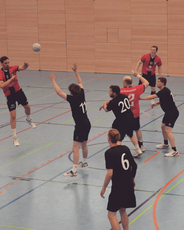 Saisonabschluss! Wir gewinnen in einem fairen Spiel gegen dezimierte aber kämpferische tusbothfeld_2.herren mit 39:26. Hier nochmal ein paar Bilder des Spiels.